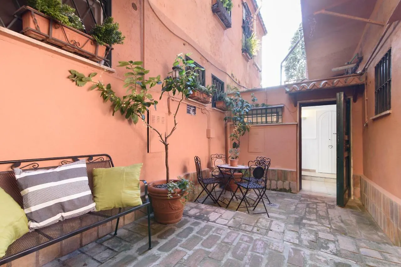 Lovely With Garden In Vatican Museums Trastevere Apartment Rome Italy