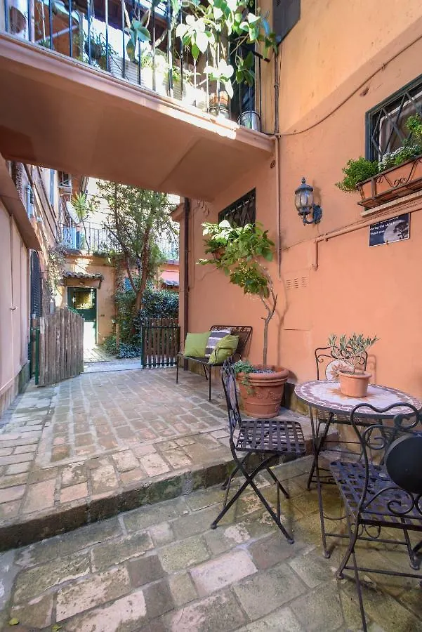 Lovely With Garden In Vatican Museums Trastevere Apartment Rome
